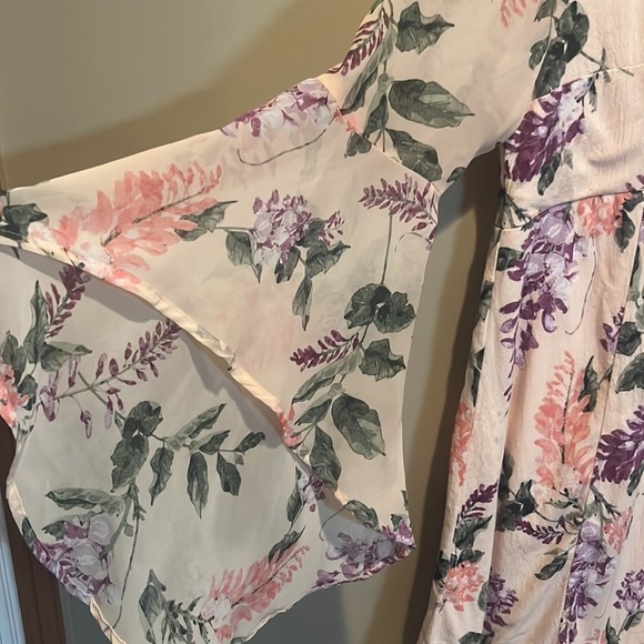 Absolutely Gorgeous Dress! Sleeves are Stunning!!! Excellent Condition - Picture 2 of 5